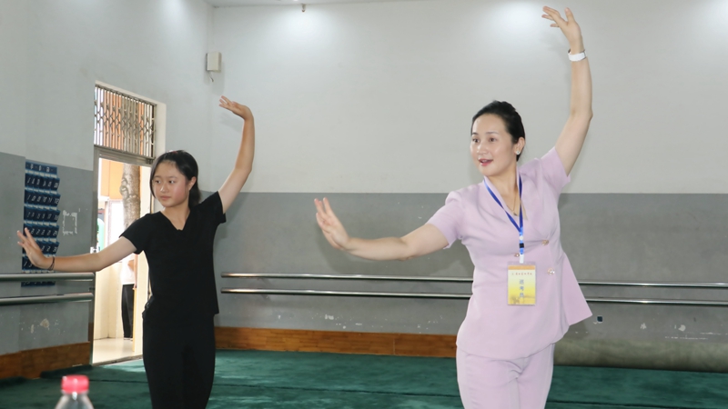 07 王予嘉副校长示范考试动作.JPG