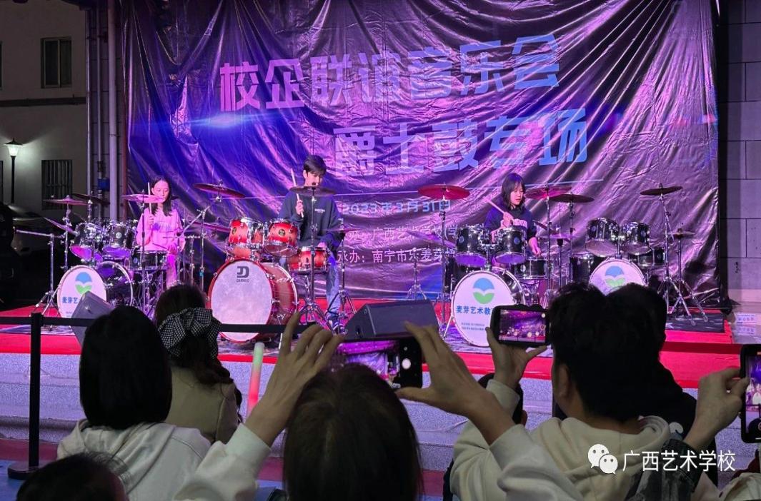 03b57af2319f4f7fe43e1f7e8c90c40c